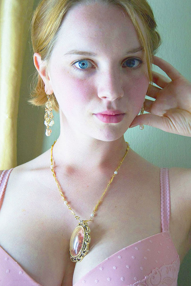 Проститутка Валя СПб у метро Новочеркасская, телефон +7(981)126-12-57